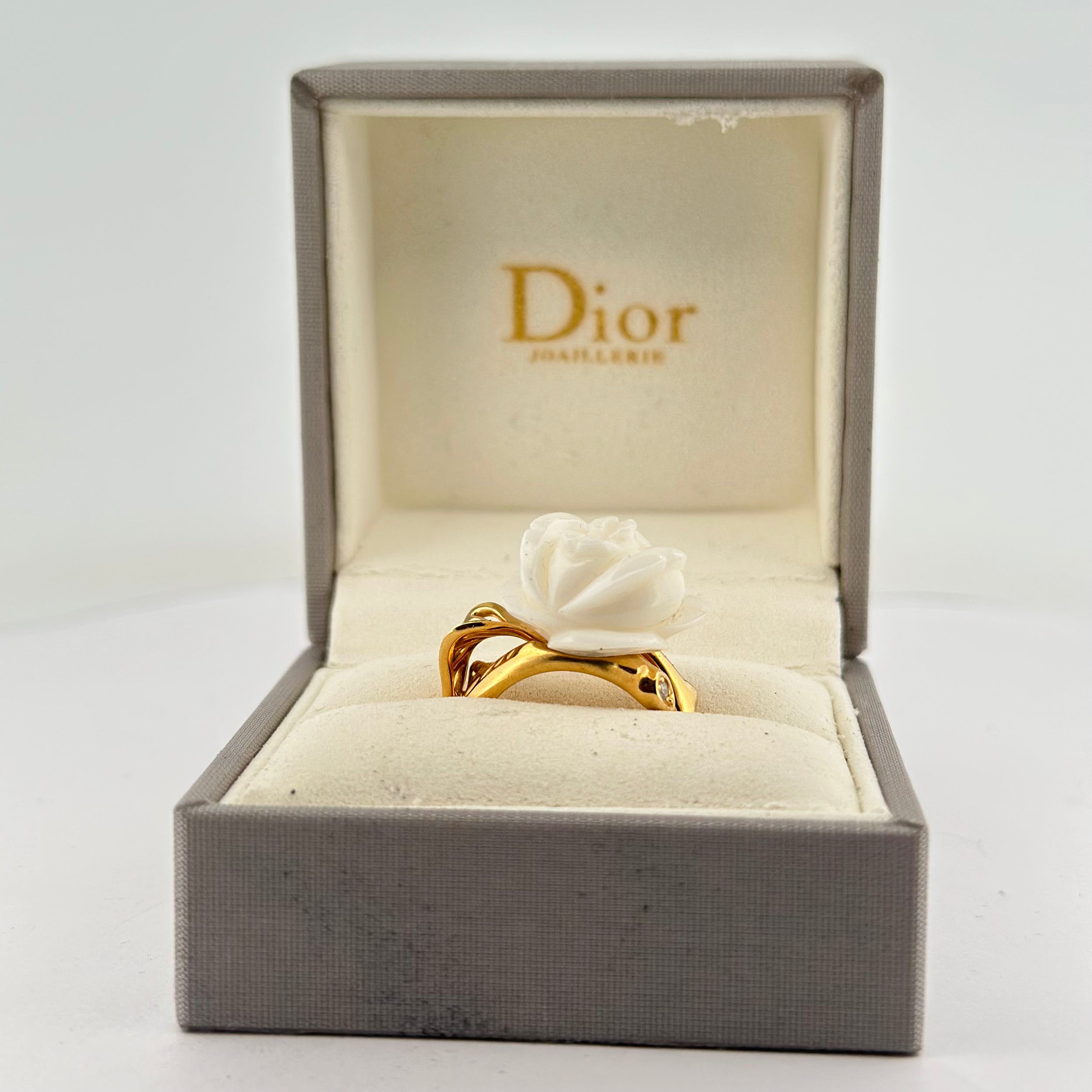 Bague DIOR "Rose Dior Pré Catelan" en or jaune, corail blanc et diamant