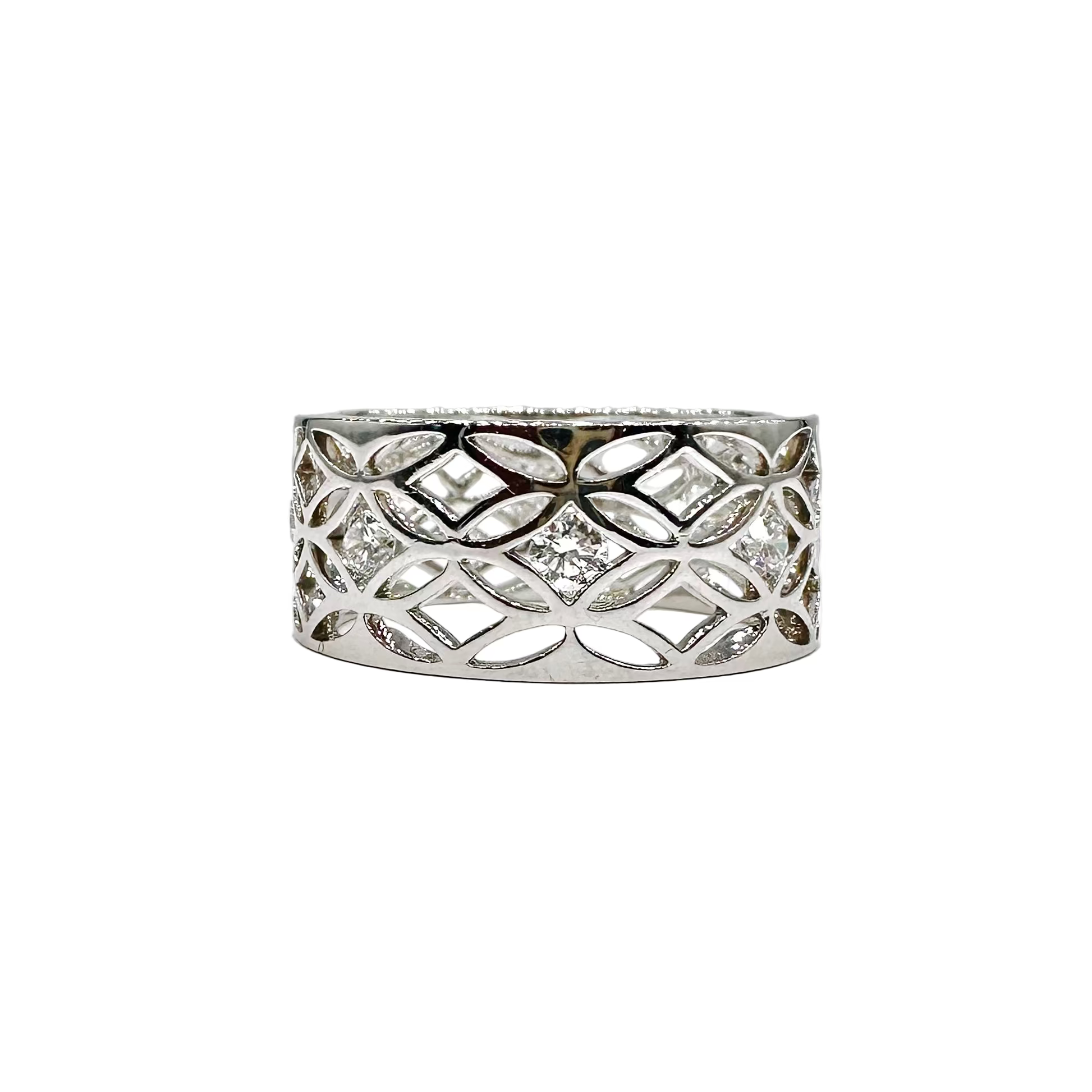 DE BEERS “Radiance” band ring in white gold and diamonds