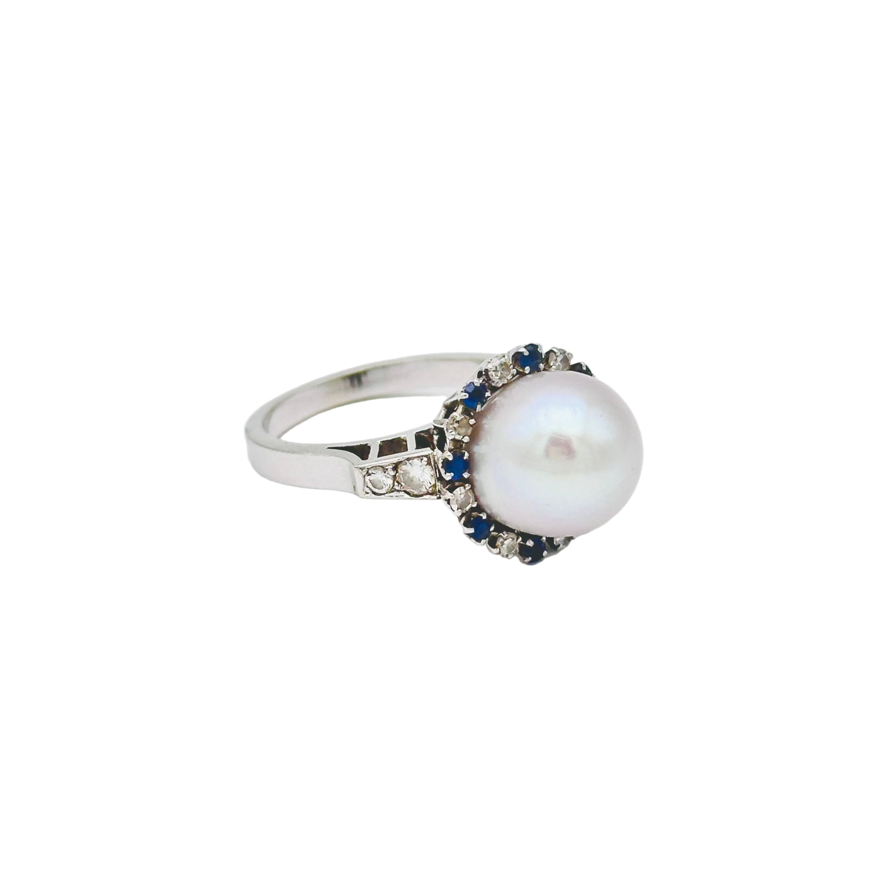 Bague Cocktail en or blanc, perle, saphirs et diamants