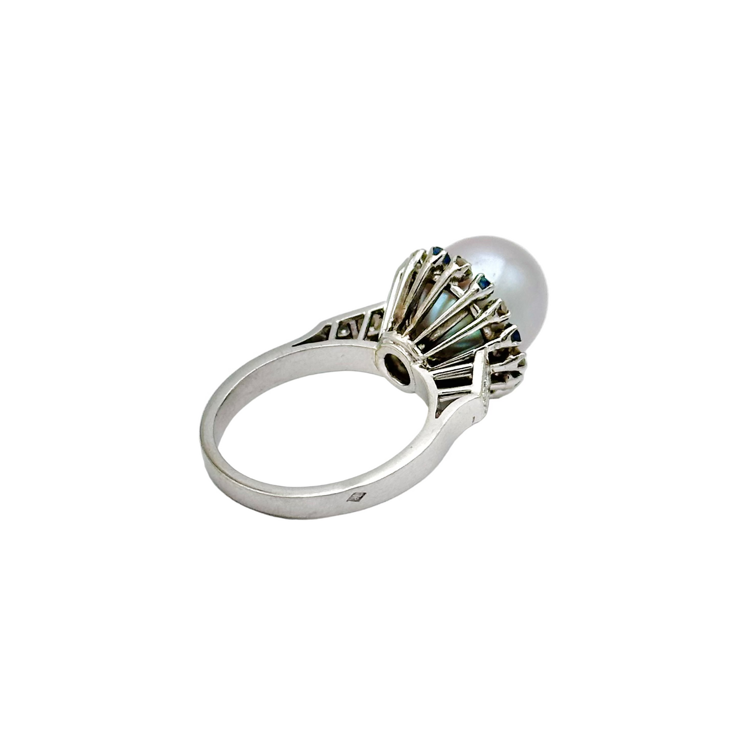 Bague Cocktail en or blanc, perle, saphirs et diamants