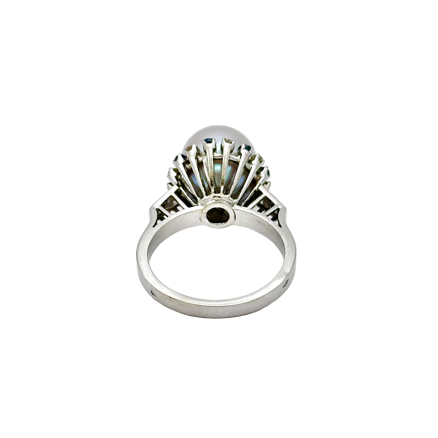 Cocktail ring in white gold, pearl, sapphires and diamonds