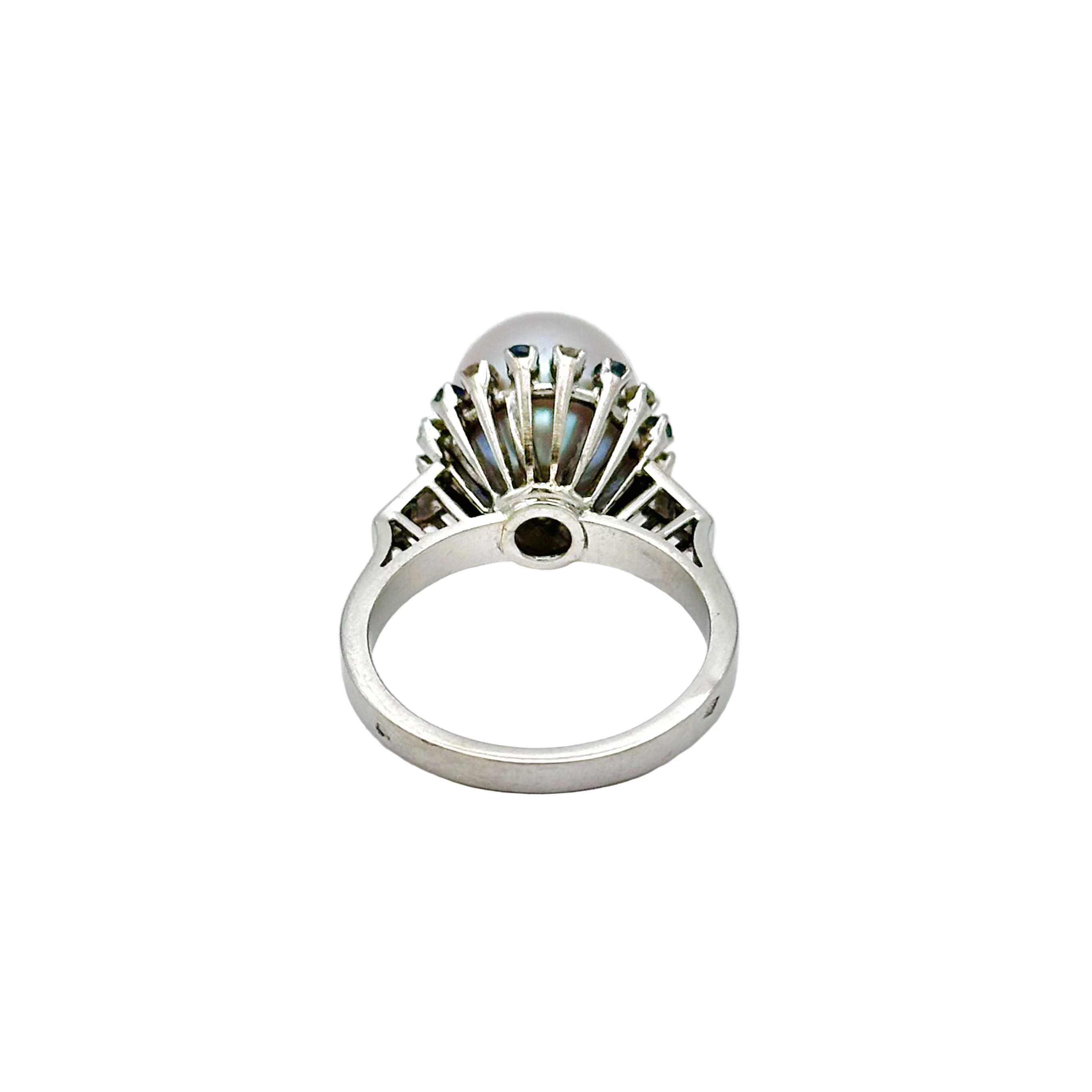 Bague Cocktail en or blanc, perle, saphirs et diamants