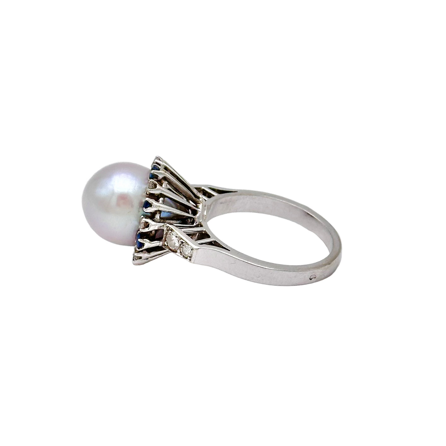 Cocktail ring in white gold, pearl, sapphires and diamonds
