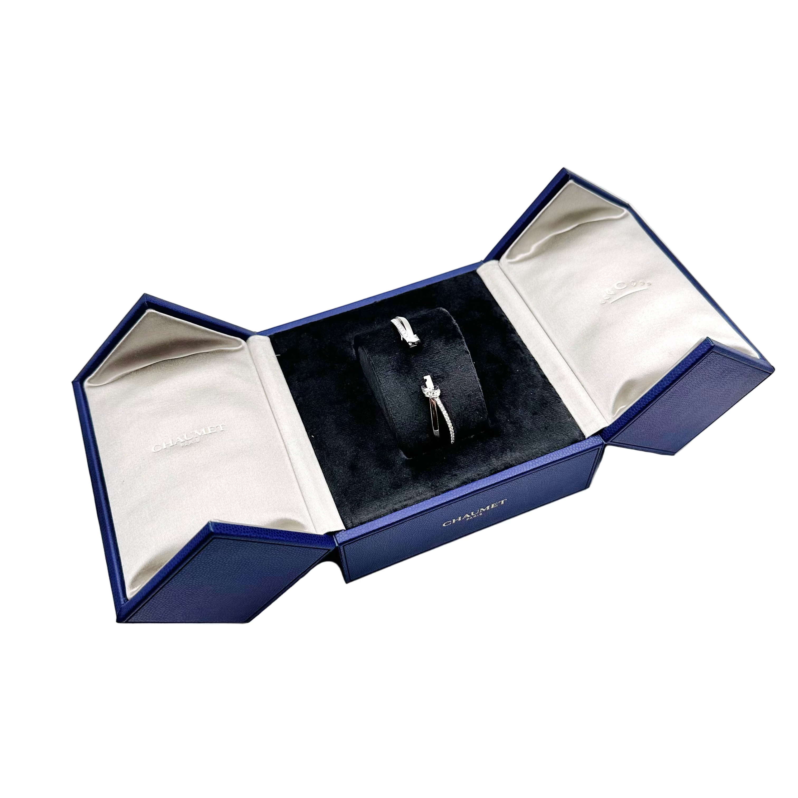 CHAUMET "Liens Séduction" bangle bracelet in white gold and diamonds