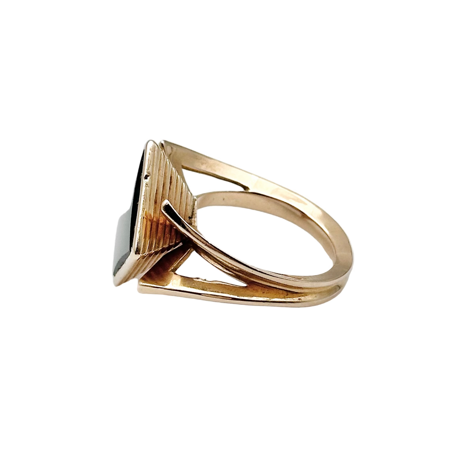 Cocktail ring in yellow gold and onyx