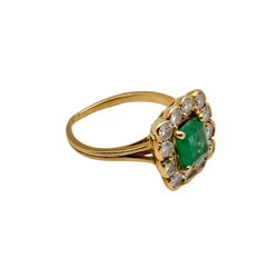 Bague Entourage en or jaune, émeraude et diamants