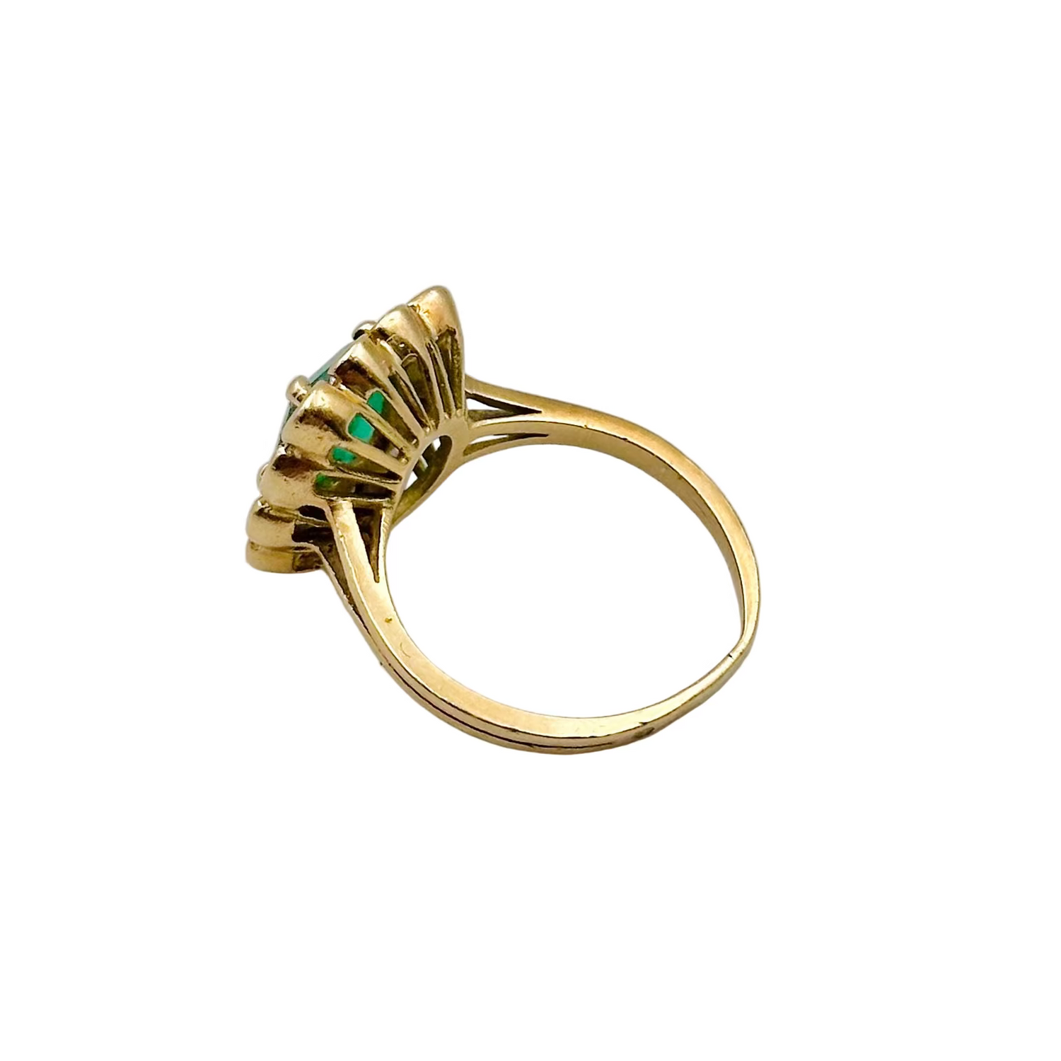 Entourage ring in yellow gold, emerald and diamonds