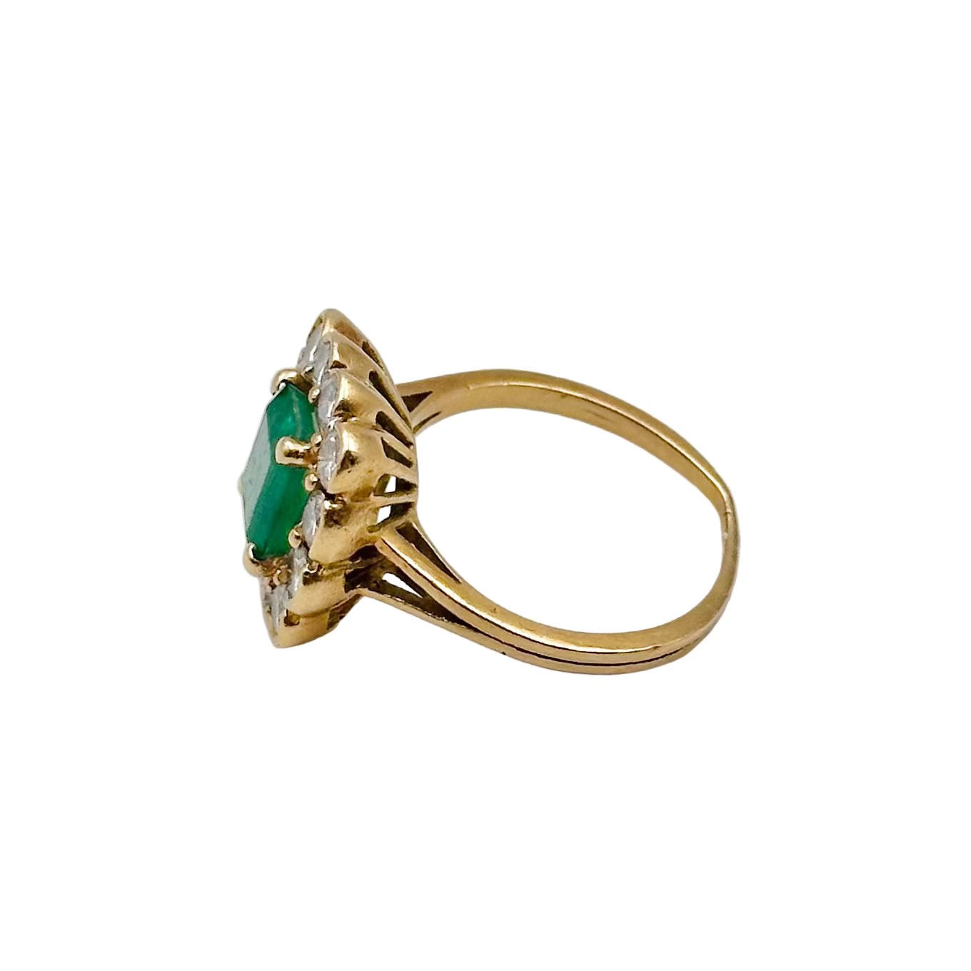 Entourage ring in yellow gold, emerald and diamonds