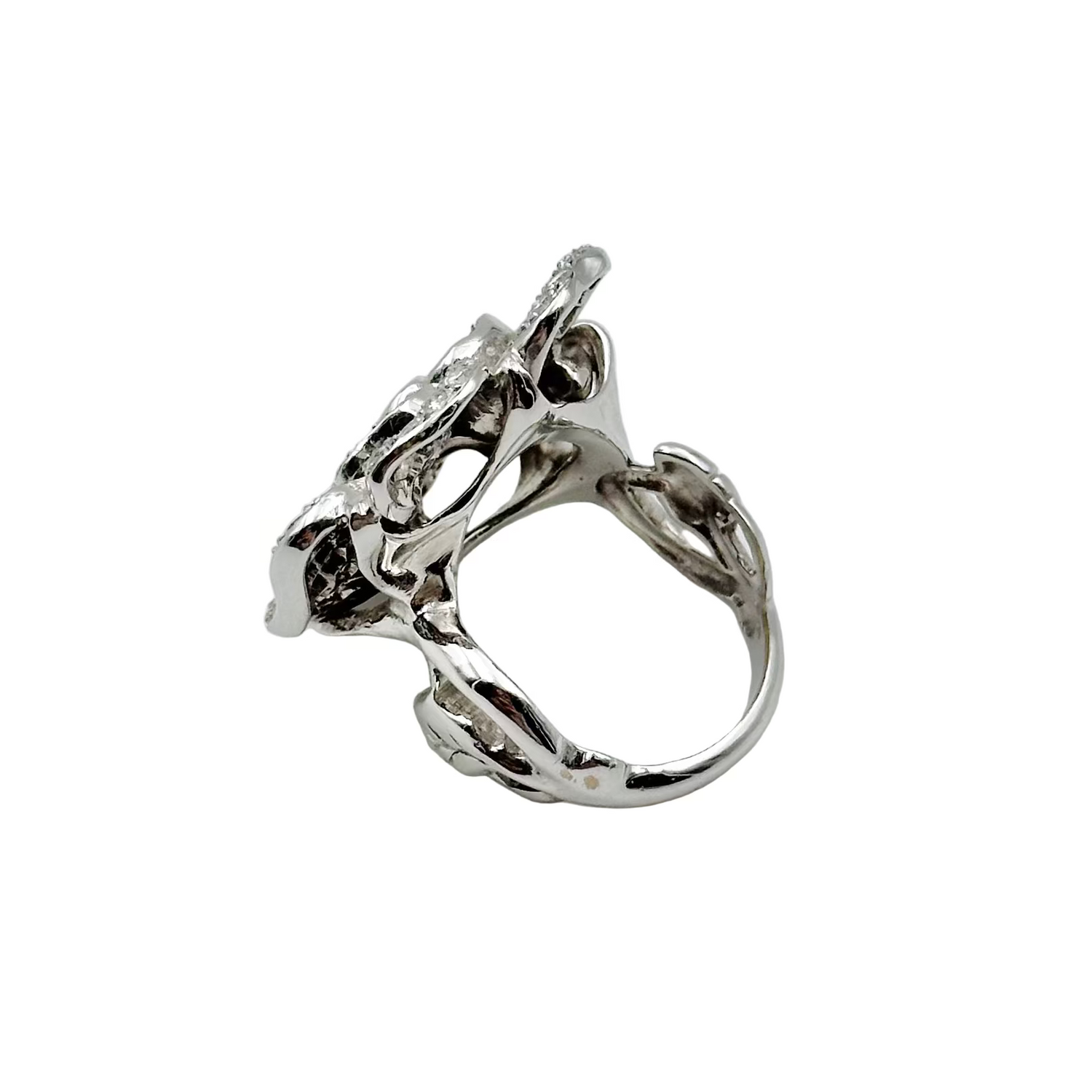 Camellia ring in white gold and diamonds