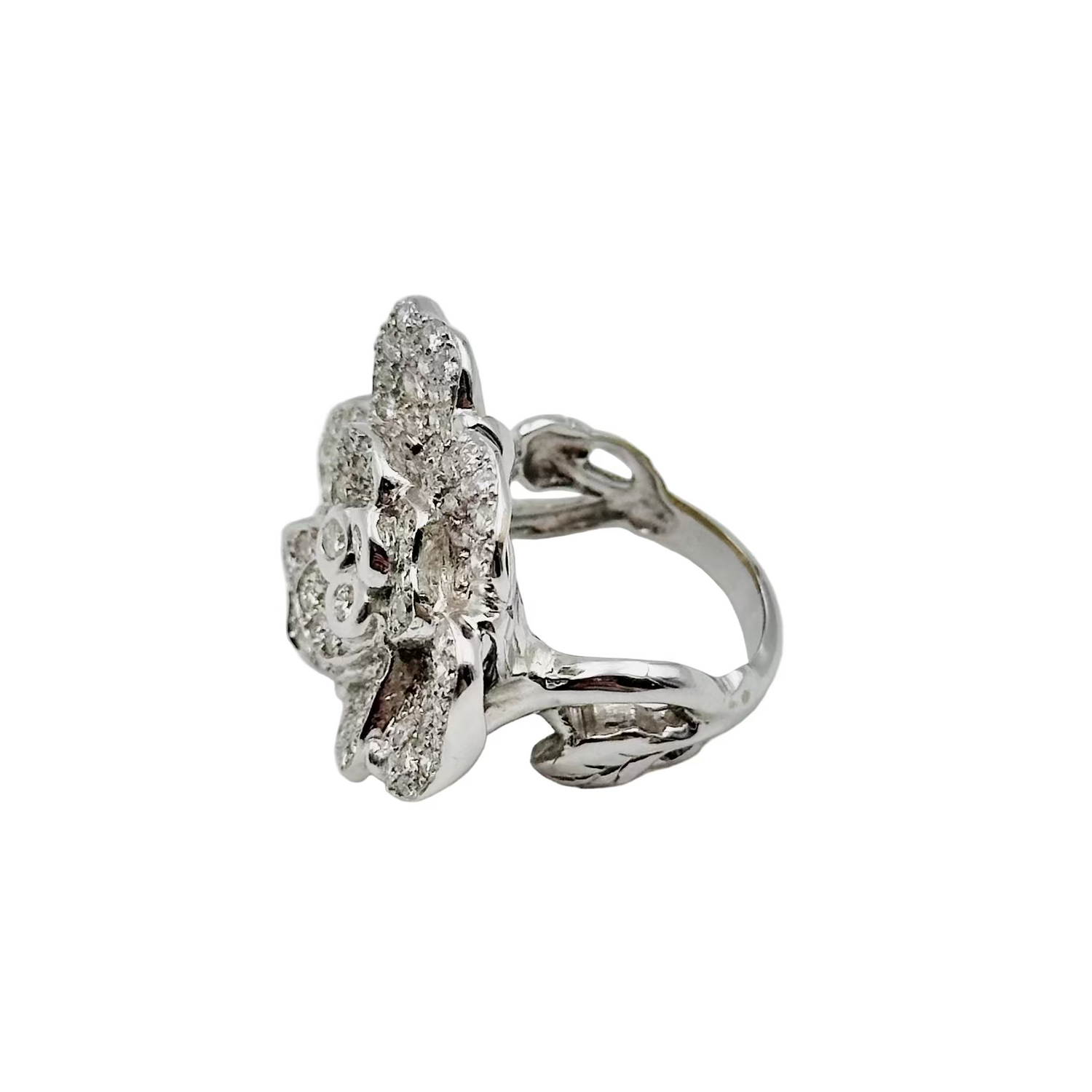 Camellia ring in white gold and diamonds