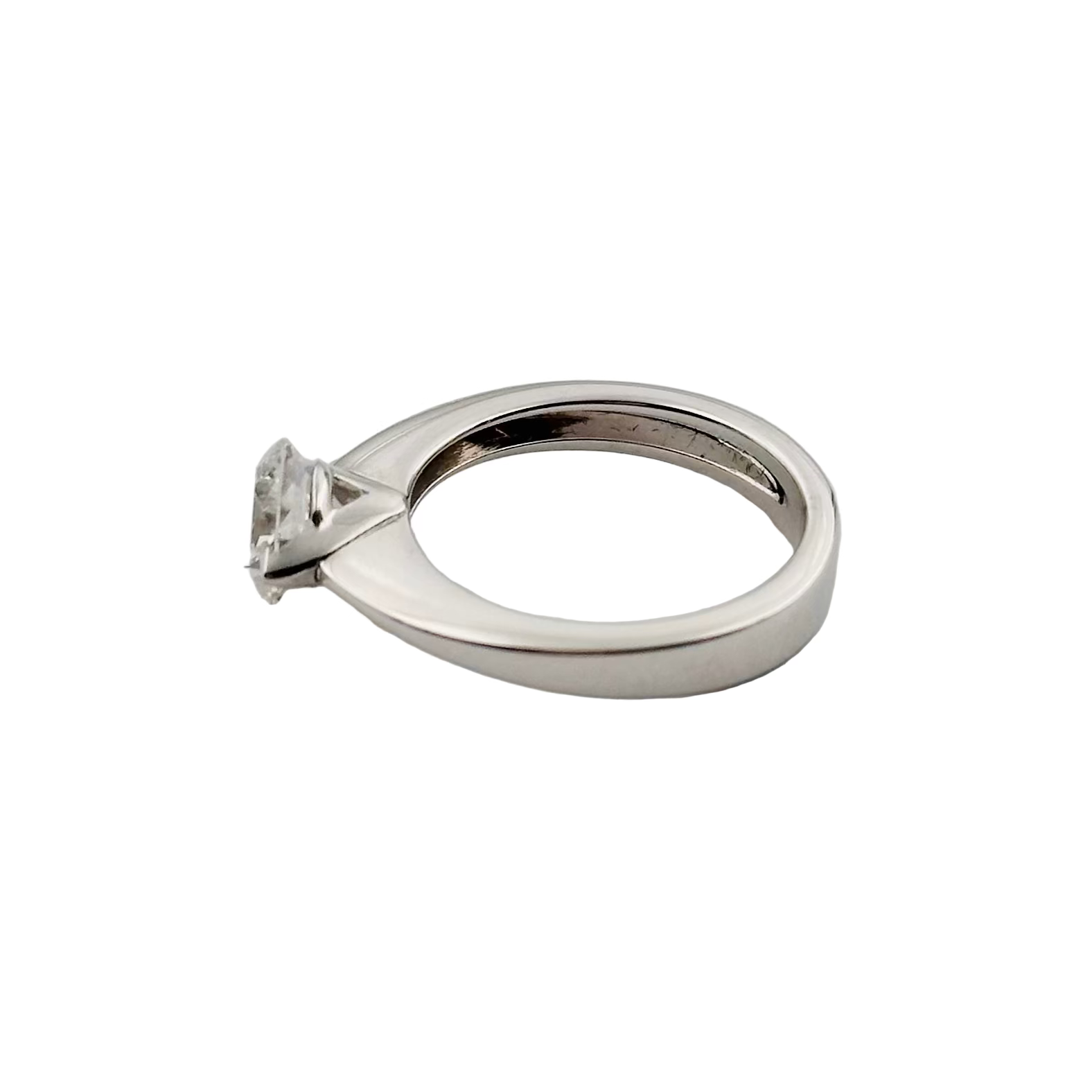 Ring solitaire diamond and white gold