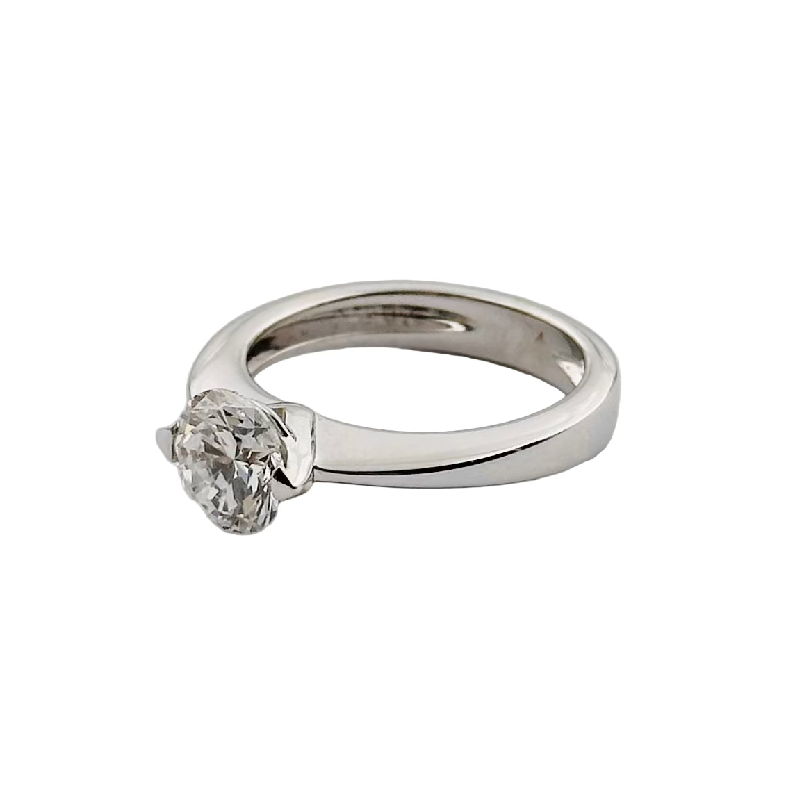 Ring solitaire diamond and white gold