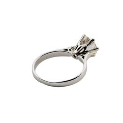 Bague solitaire en or blanc et diamant