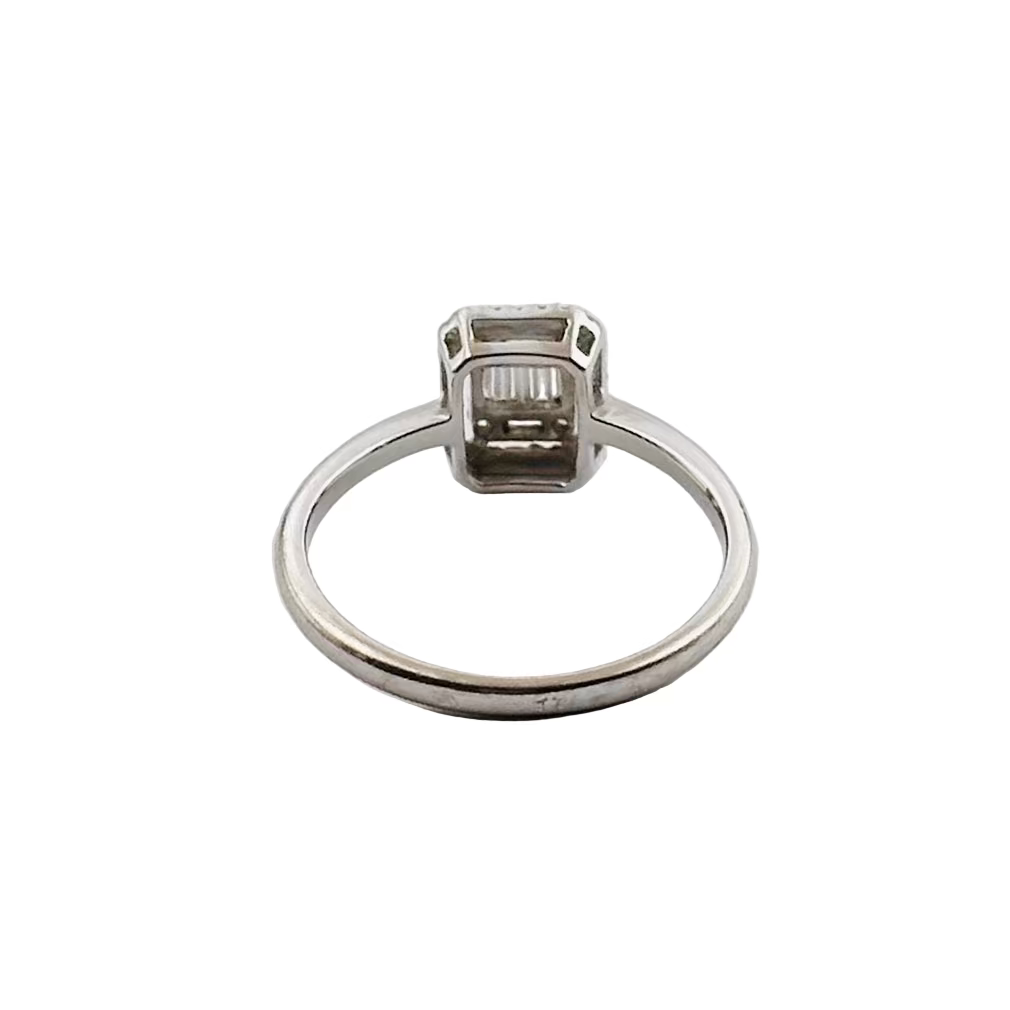 Ring in white gold and diamonds.