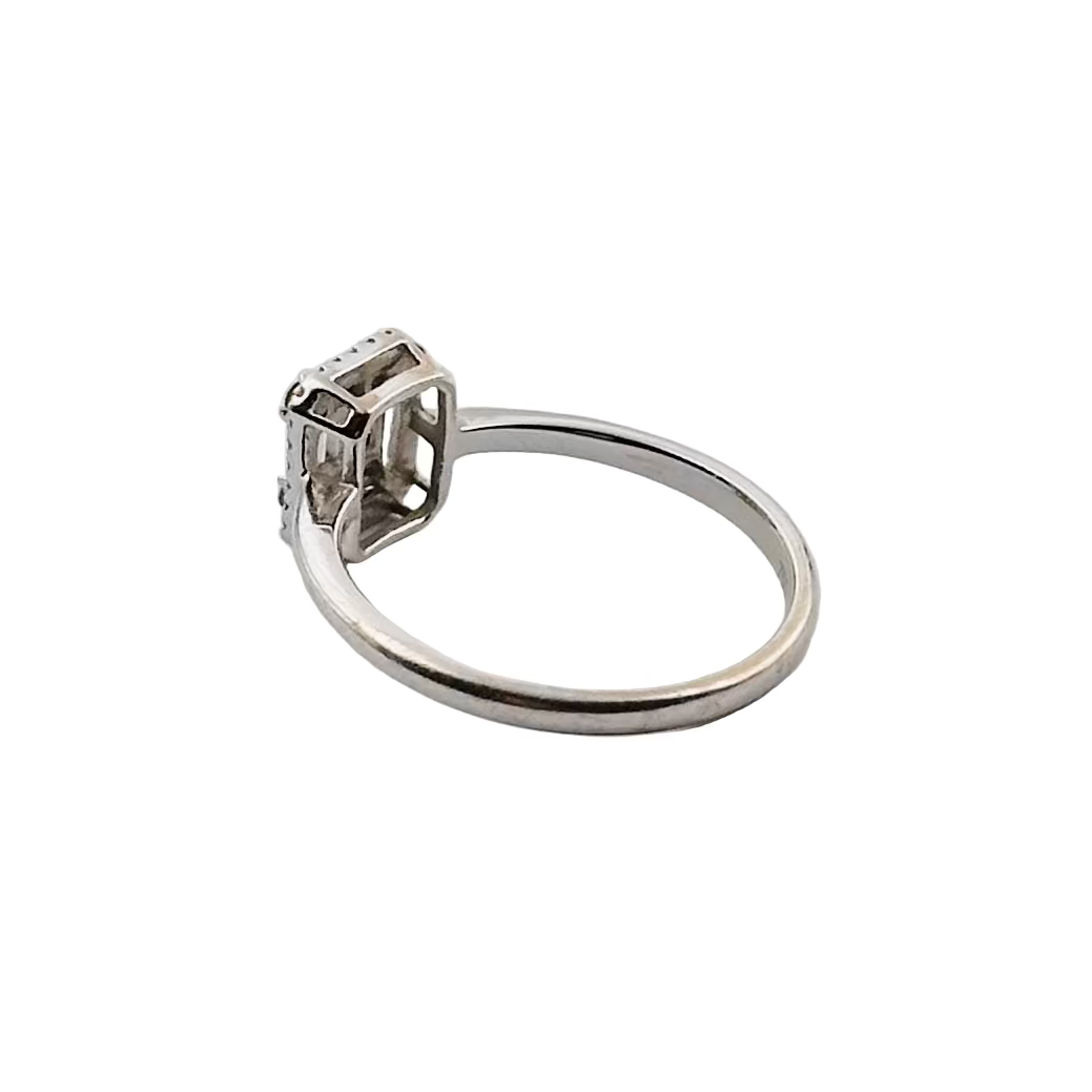 Ring in white gold and diamonds.