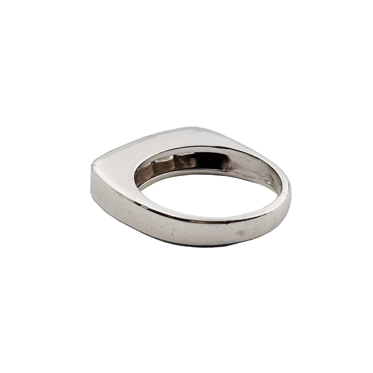 Ring in white gold and diamonds.