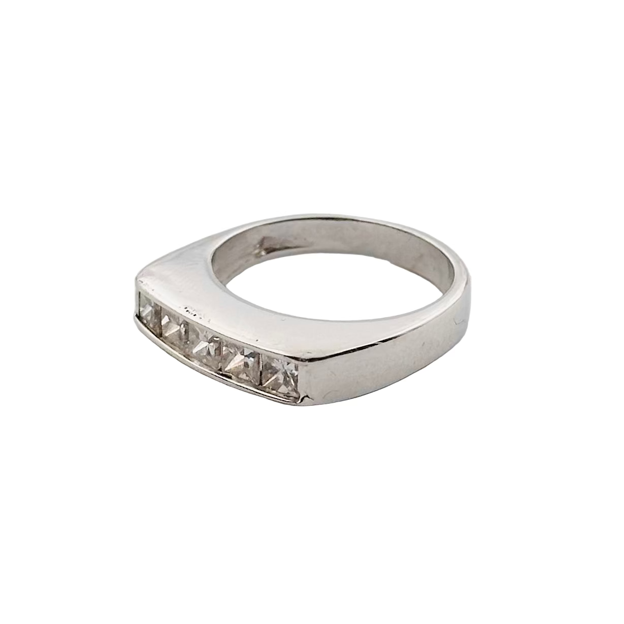 Ring in white gold and diamonds.