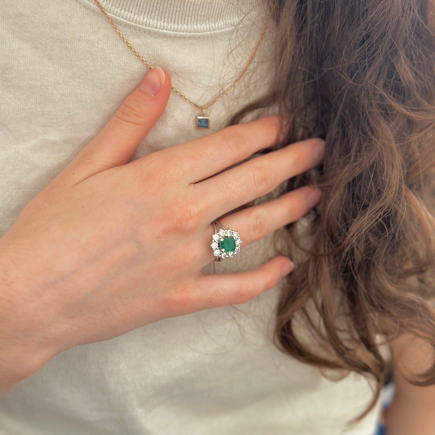 Marguerite ring in white gold with emerald and diamonds
