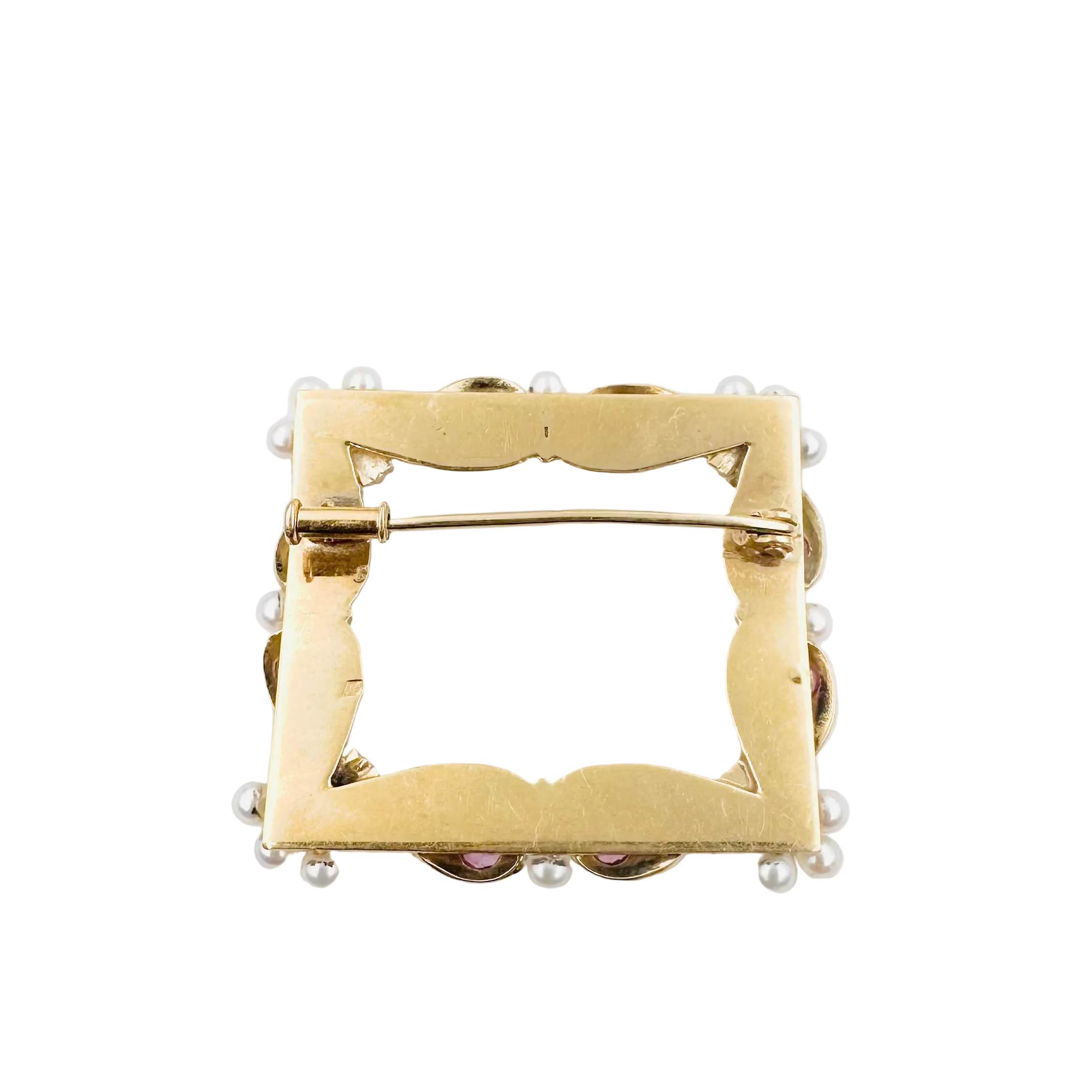 Broche en or jaune, rubis et perles