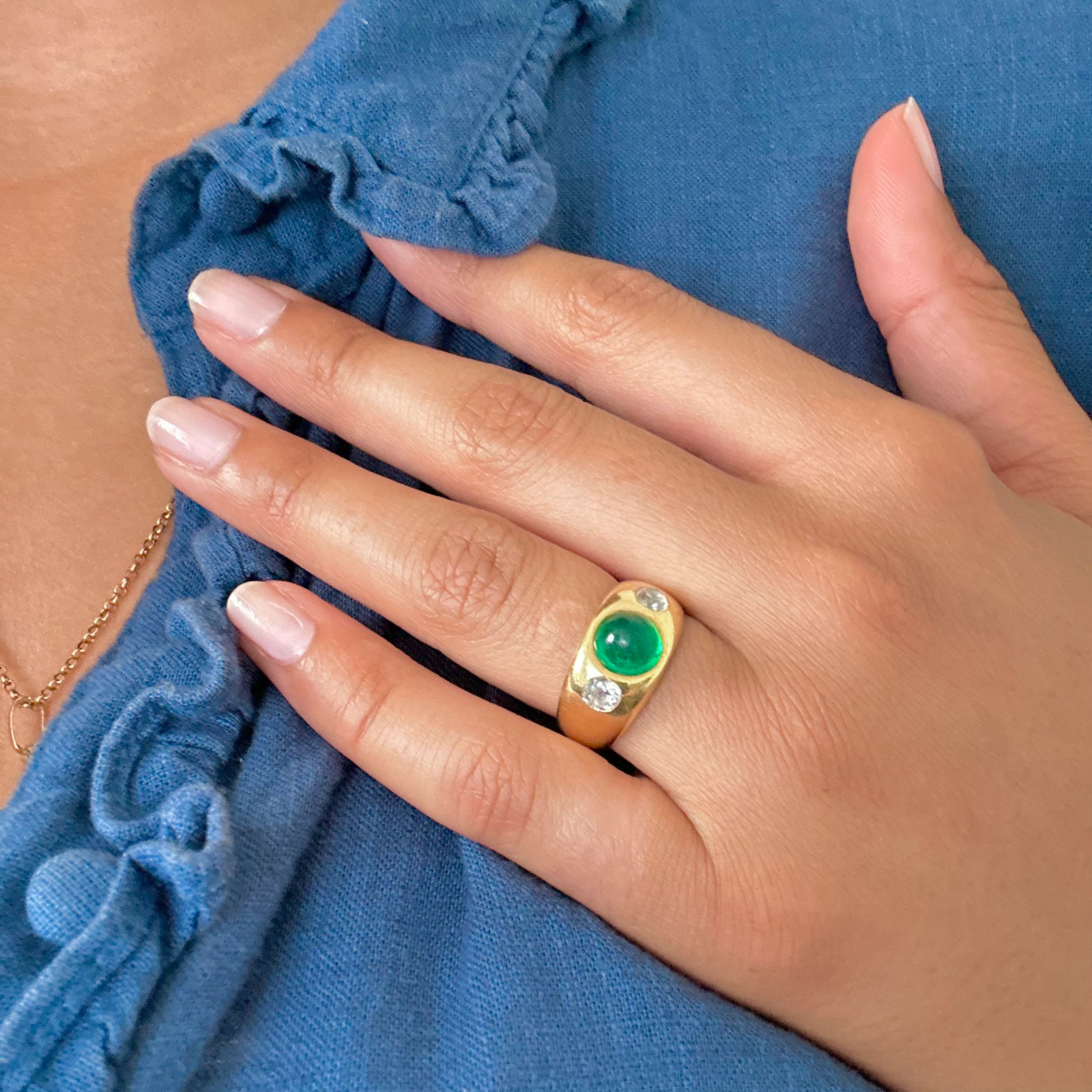 Jonc ring in yellow gold, emerald and diamonds