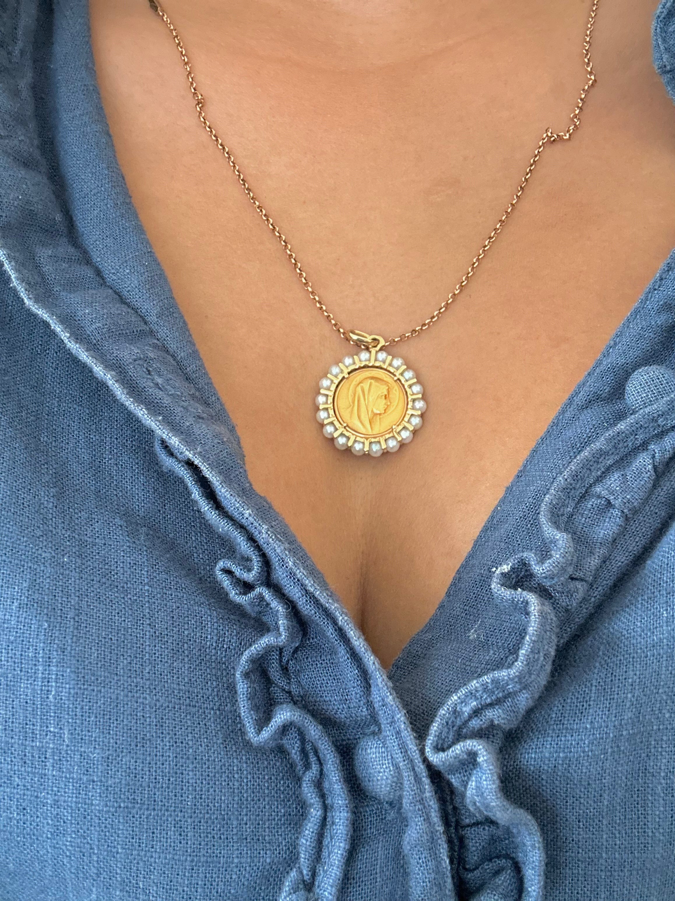 Médaille Sainte Vierge en or jaune et perles