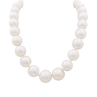 Collier de perles, or blanc et diamants.