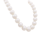 Collier de perles, or blanc et diamants.