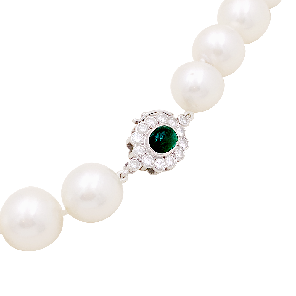 Collier de perles, or blanc et diamants.