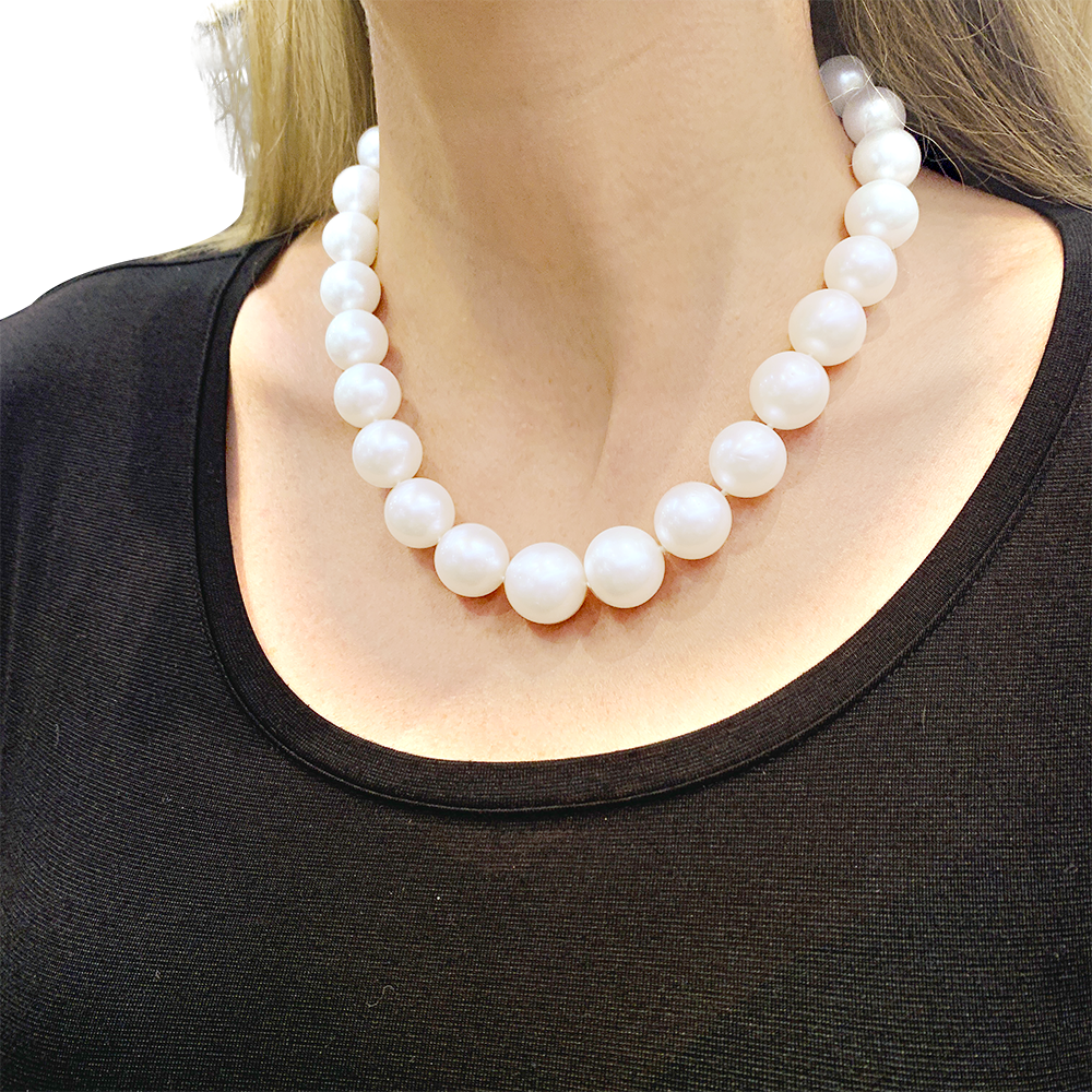 Collier de perles, or blanc et diamants.