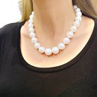 Collier de perles, or blanc et diamants.