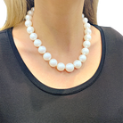 Collier de perles, or blanc et diamants.