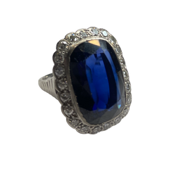 Entourage Ring in white gold, sapphire, and diamonds