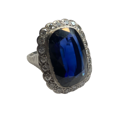 Entourage Ring in white gold, sapphire, and diamonds