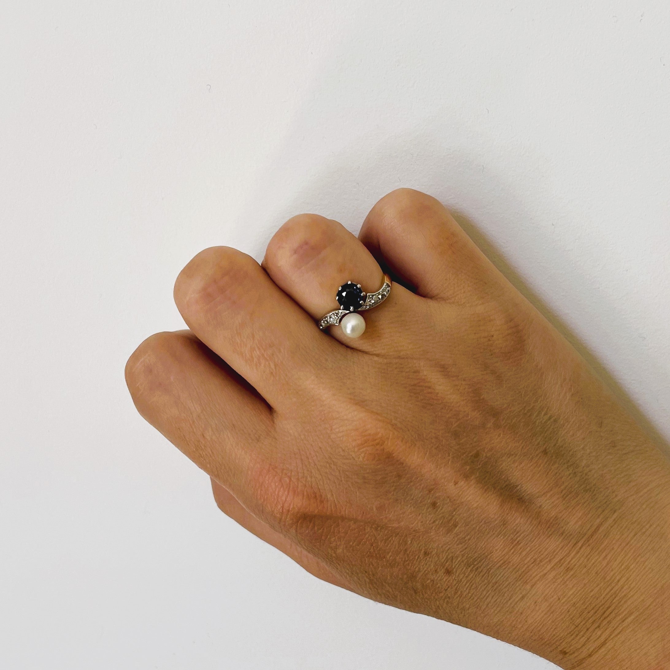 "Toi et Moi" Ring in yellow gold, platinum, sapphire, and cultured pearl