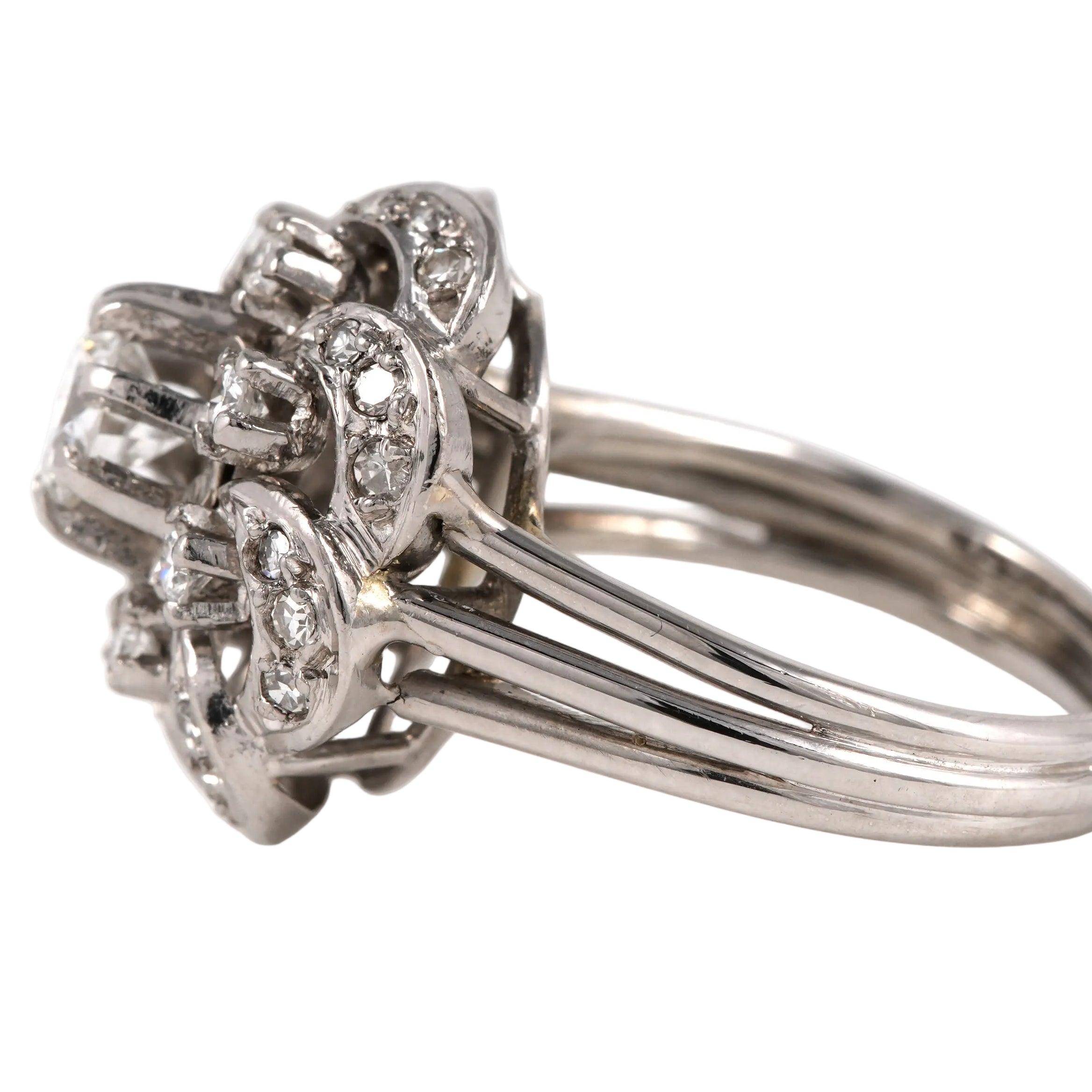 Marguerite Ring in White Gold and Diamonds