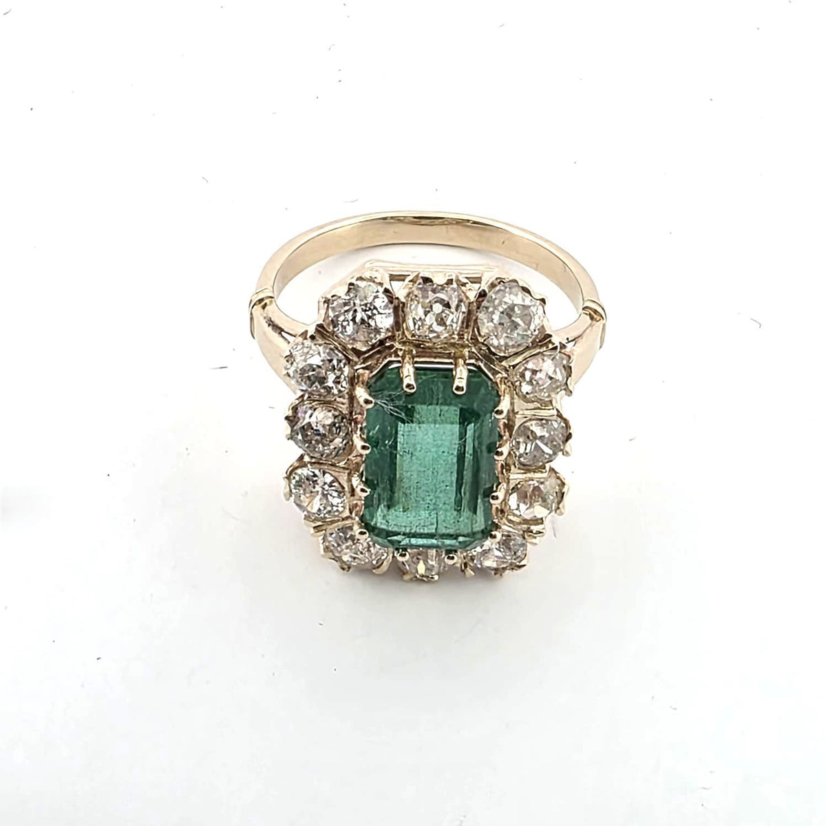 Bague Entourage en or jaune, émeraude et diamants