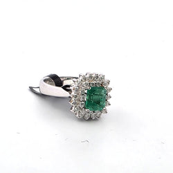 Bague Entourage en or blanc, émeraude et diamants