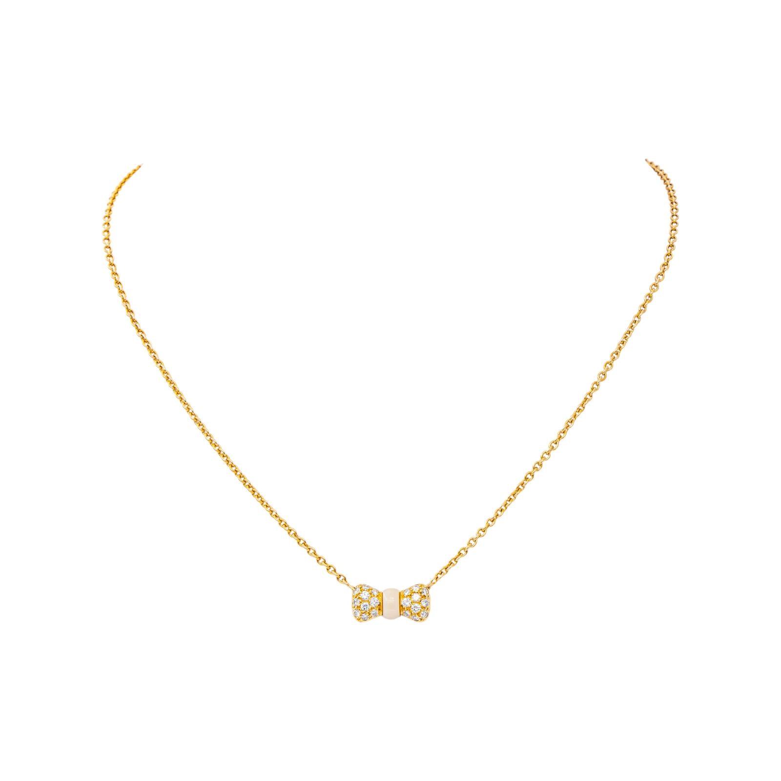 Van Cleef & Arpels "Nœud" Necklace in Yellow gold with White Coral