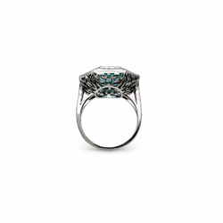 Bague Cocktail en or blanc, émeraude, saphirs et diamants