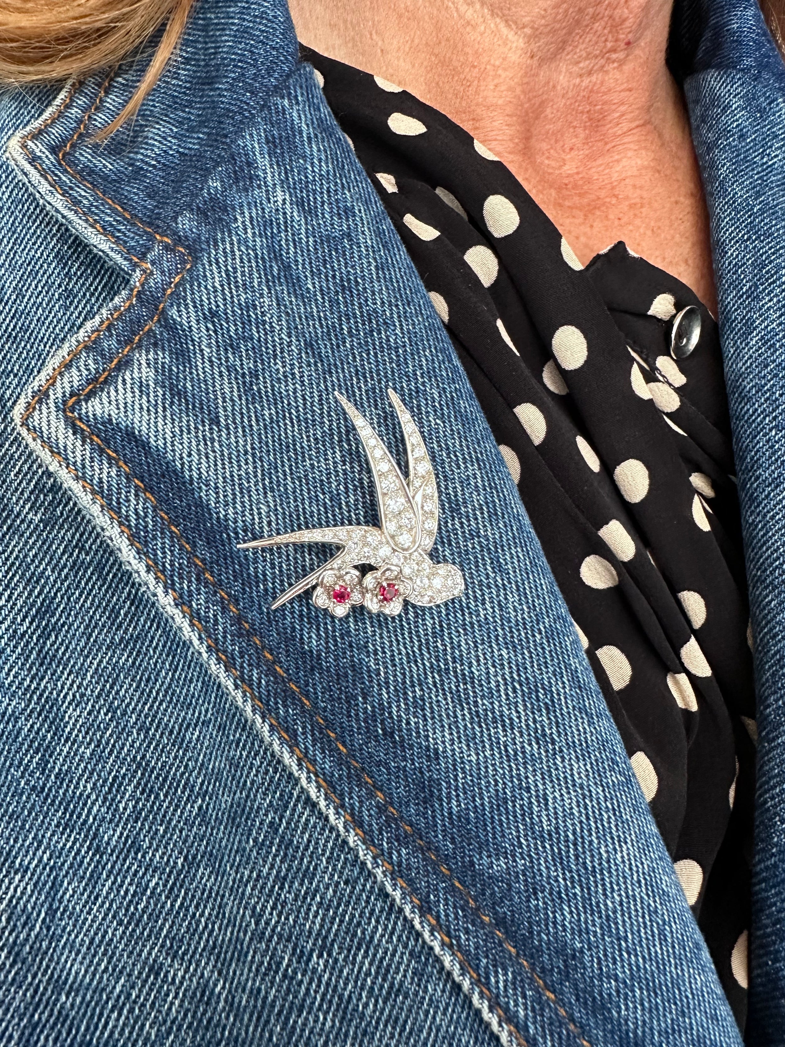 Brooch "Bird on two flowers" in white gold and Platinum