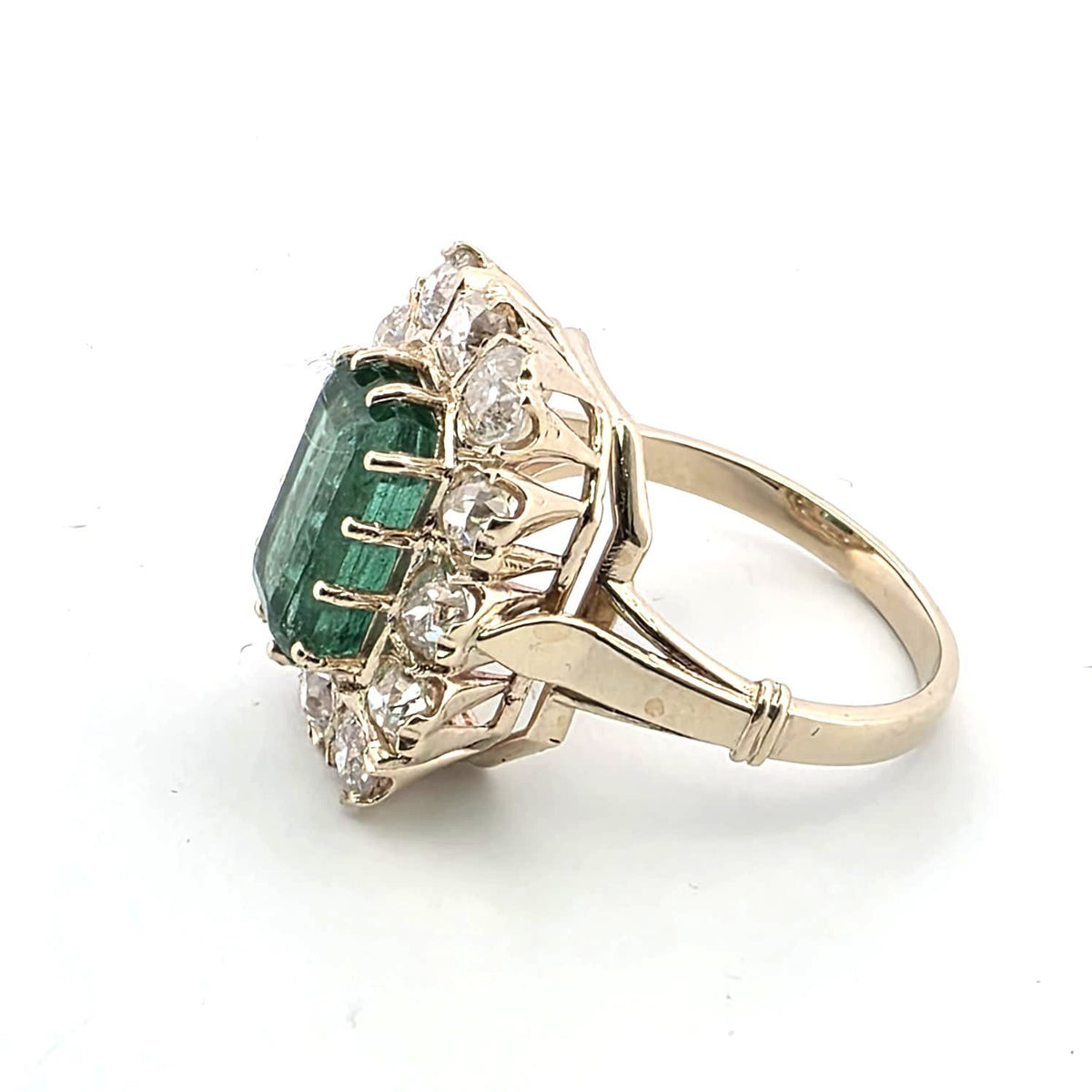 Bague Entourage en or jaune, émeraude et diamants