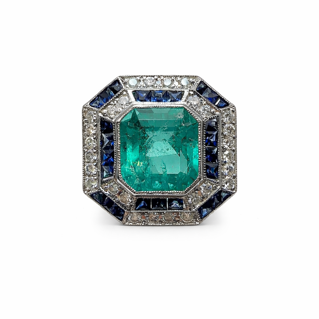 Bague Entourage en or blanc, émeraude, saphir et diamants