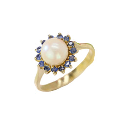 Entourage Ring in yellow gold, pearl, and sapphires