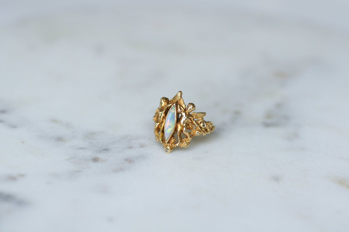 Bague Ancienne Anges Opale et Diamants sur Or Jaune