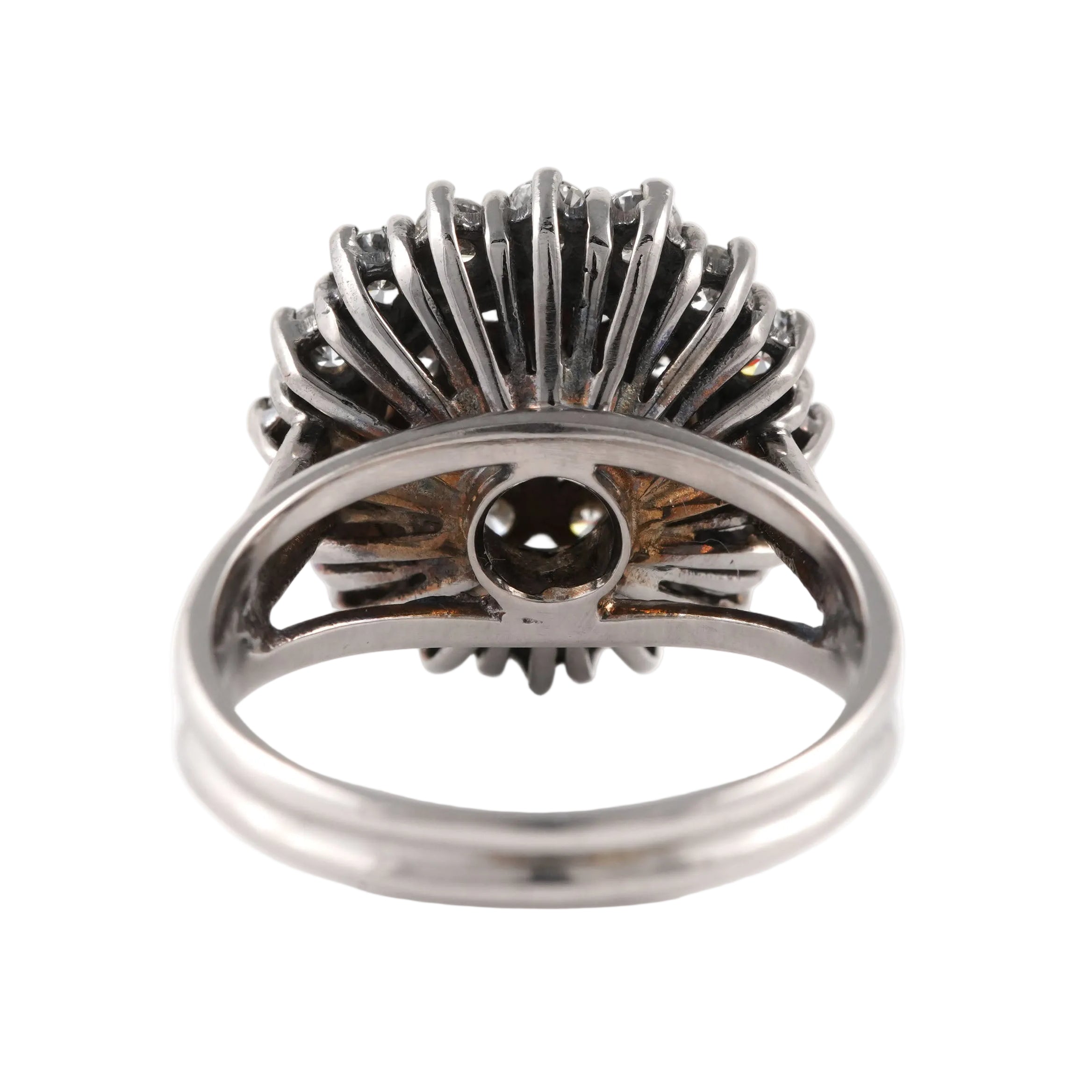 Entourage Ring in White Gold and Diamonds