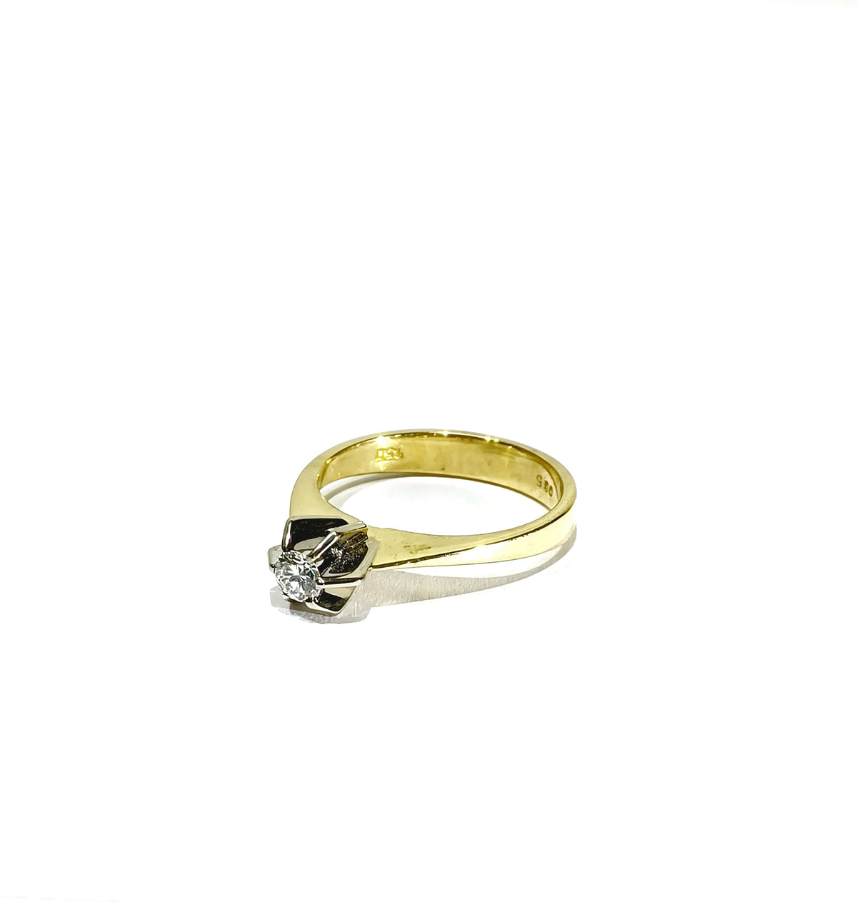 Yellow Gold Solitaire Ring with Diamonds