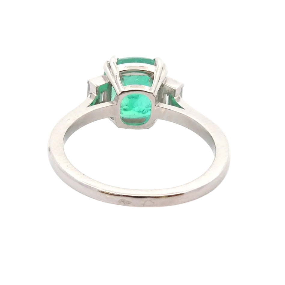 2.25-carat Emerald ring with Diamonds