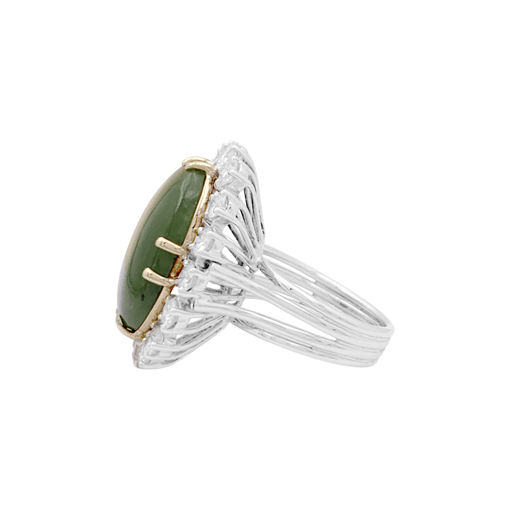 Bague or blanc, jade néphrite et diamants.