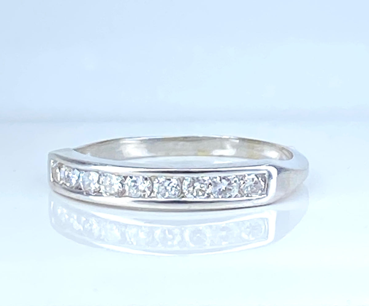 Wedding band ring in white gold with Diamonds