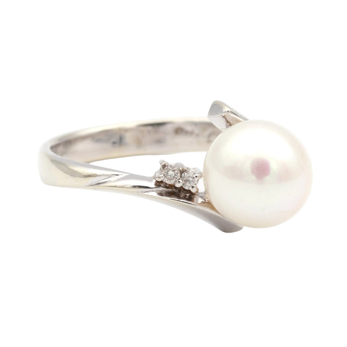 White Gold Solitaire Ring with a Pearl and Diamonds